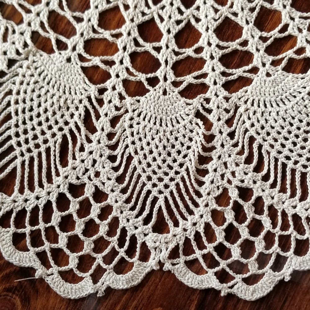 Vintage Style New Hand Crafted Cluster Pineapple Doily, Natural, 25 1/2" - Picture 4 of 4